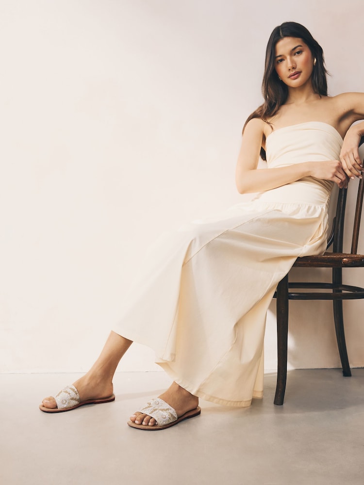 Piel blanca/oro - Forever Comfort® Beaded Flower Mules - Imagen 2 de 8 Piel blanca/oro - Forever Comfort® Beaded Flower Mules - Imagen 2 de 8