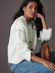 Bela Ecru - Contrast Stitch Button Up V-izrez; z V-izrezom pletena jopa - Slika 2 iz 8