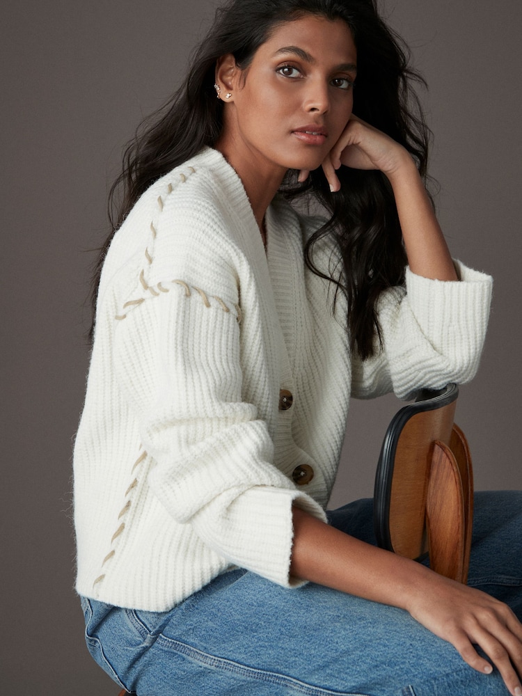 Bela Ecru - Contrast Stitch Button Up V-izrez; z V-izrezom pletena jopa - Slika 2 iz 8