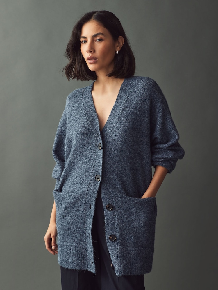 Chambray Blau - Lange, übergroße Strickjacke mit Knopfleiste in gemütlicher Passform - Bild 1 von 7