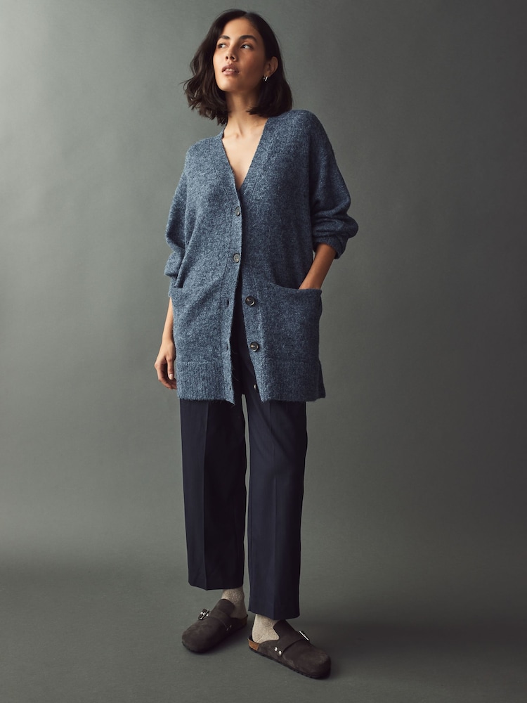 Chambray Blau - Lange, übergroße Strickjacke mit Knopfleiste in gemütlicher Passform - Bild 2 von 7