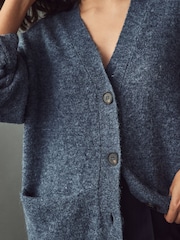 Chambray Blau - Lange, übergroße Strickjacke mit Knopfleiste in gemütlicher Passform - Bild 4 von 7
