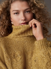 Senfgelb - Neppy gestrickter Pullover mit hohem Rollkragen aus Wolle, kombinierbares Teil - Bild 6 von 9