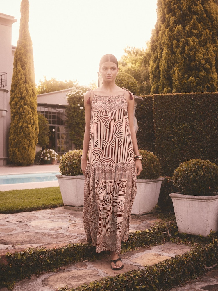 Estampado geométrico marrón óxido - Vestido largo escalonado con cintura caída y tiras - Imagen 2 de 5