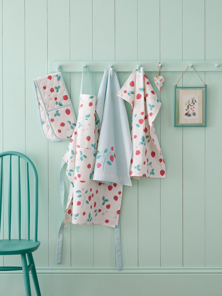 Catherine Lansfield Red Strawberry Garden 100% Cotton Apron - Image 1 of 2