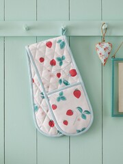 Catherine Lansfield Red Strawberry Garden Double 100% Cotton Oven Gloves - Image 1 of 2