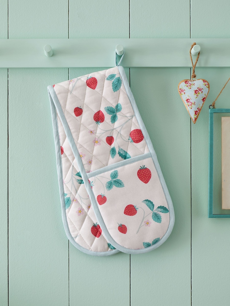 Catherine Lansfield Red Strawberry Garden Double 100% Cotton Oven Gloves - Image 1 of 2