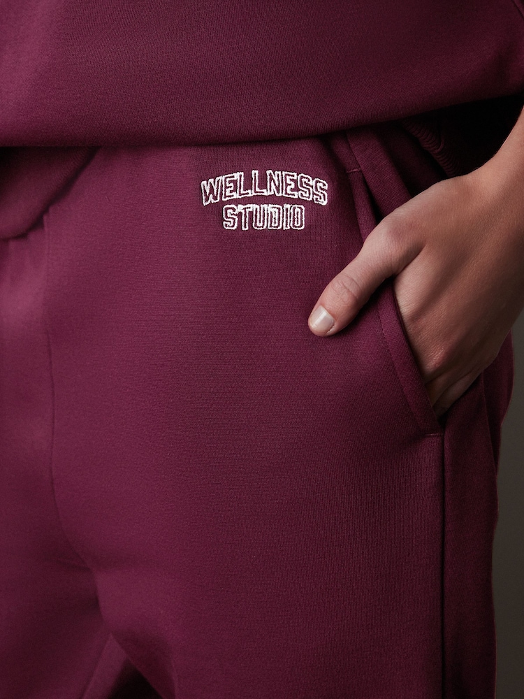 Rouge bordeaux - Pantalon de sport Relaxed Fit Cuffed Wellness Slogan Graphic Track Joggers - Image 5 of 7