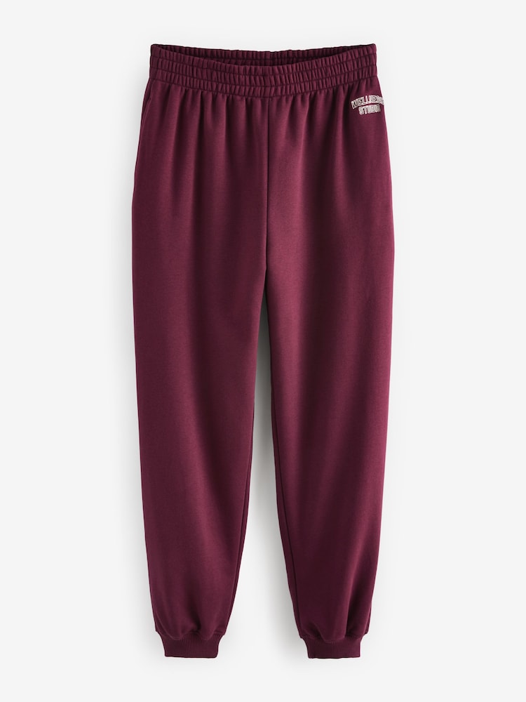Rouge bordeaux - Pantalon de sport Relaxed Fit Cuffed Wellness Slogan Graphic Track Joggers - Image 6 of 7