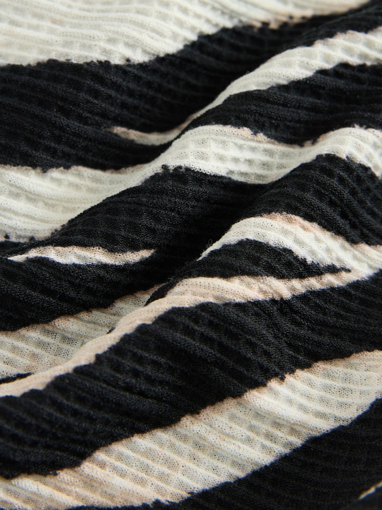 Noir/Blanc Animal Zèbre - Manches courtes Jersey Cravate Front Textured Mi-long Robe - Image 3 de 3