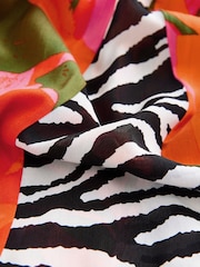 Estampado de flores en rojo/naranja con estampado de cebra monocromático - Vestido midi de manga corta con cuello redondo y abertura - Imagen 6 de 7