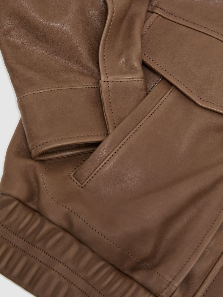 Neutral - Reiss Maeve Leather Twin-Pocket Relaxed Jacket - Bild 8 von 8 Neutral - Reiss Maeve Leather Twin-Pocket Relaxed Jacket - Bild 8 von 8