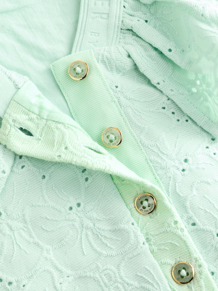 Mint Green Broderie - Pelele con volantes en las mangas de Baker by Ted Baker - Imagen 11 de 11 Mint Green Broderie - Pelele con volantes en las mangas de Baker by Ted Baker - Imagen 11 de 11