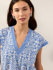 William Morris Blue/White Print Short Sleeve Lace V-Neck Bubblehem 100% Cotton Top - Image 4 of 7