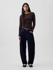 Brūna krāsa - Gap CloseKnit džersijas T-krekls ar izliektu mugurpusi - Attēls 3 no 4