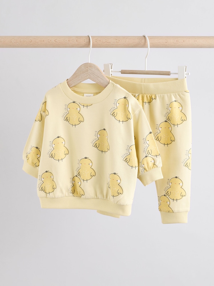 Chick amarillo - Conjunto de 2 piezas pantalones de chándal y suéter para bebé (0 meses - 2 años) - Imagen 1 de 14 Chick amarillo - Conjunto de 2 piezas pantalones de chándal y suéter para bebé (0 meses - 2 años) - Imagen 1 de 14
