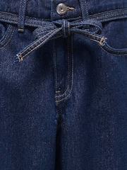 ONLY KIDS Calça jeans infantil de cintura regular e perna reta com cinto de amarrar. - Imagem 3 de 3