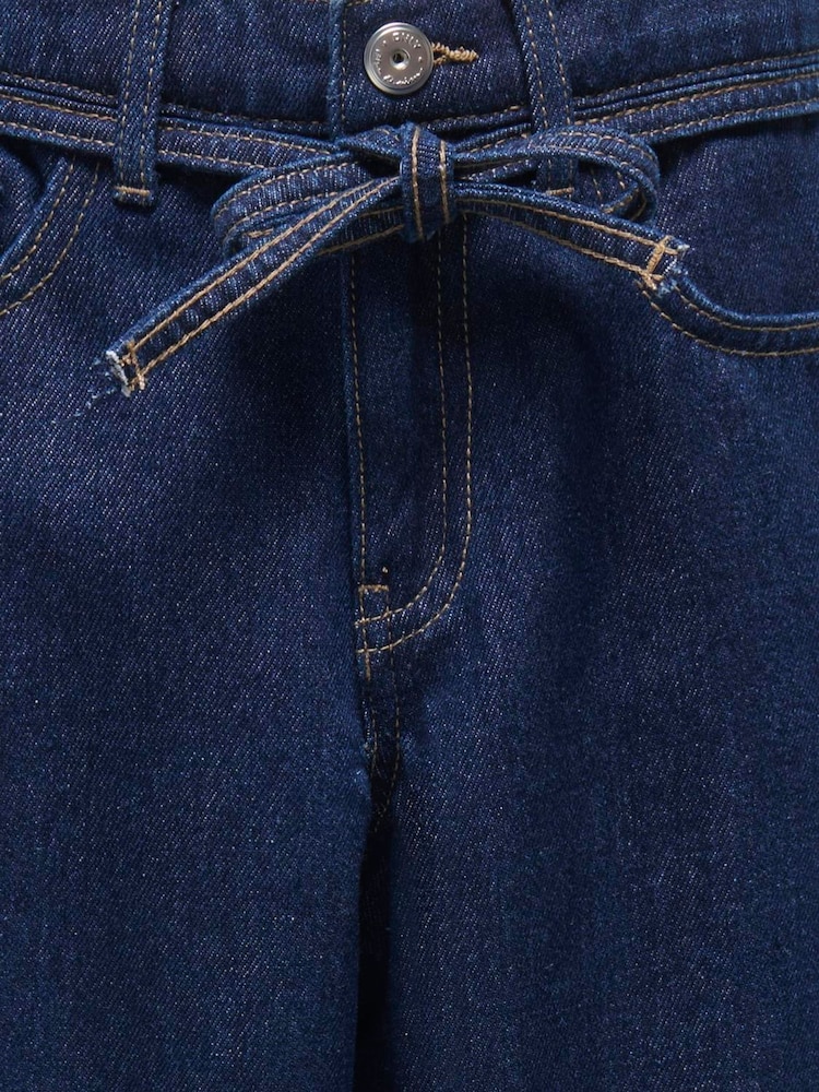 ONLY KIDS Calça jeans infantil de cintura regular e perna reta com cinto de amarrar. - Imagem 3 de 3 ONLY KIDS Calça jeans infantil de cintura regular e perna reta com cinto de amarrar. - Imagem 3 de 3