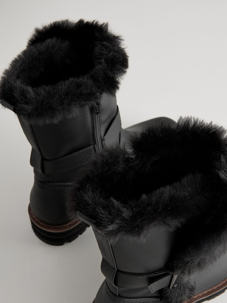 črna - Forever Comfort® Faux Fur Double Buckle Ankle gležnjarji - Slika 5 iz 5 črna - Forever Comfort® Faux Fur Double Buckle Ankle gležnjarji - Slika 5 iz 5