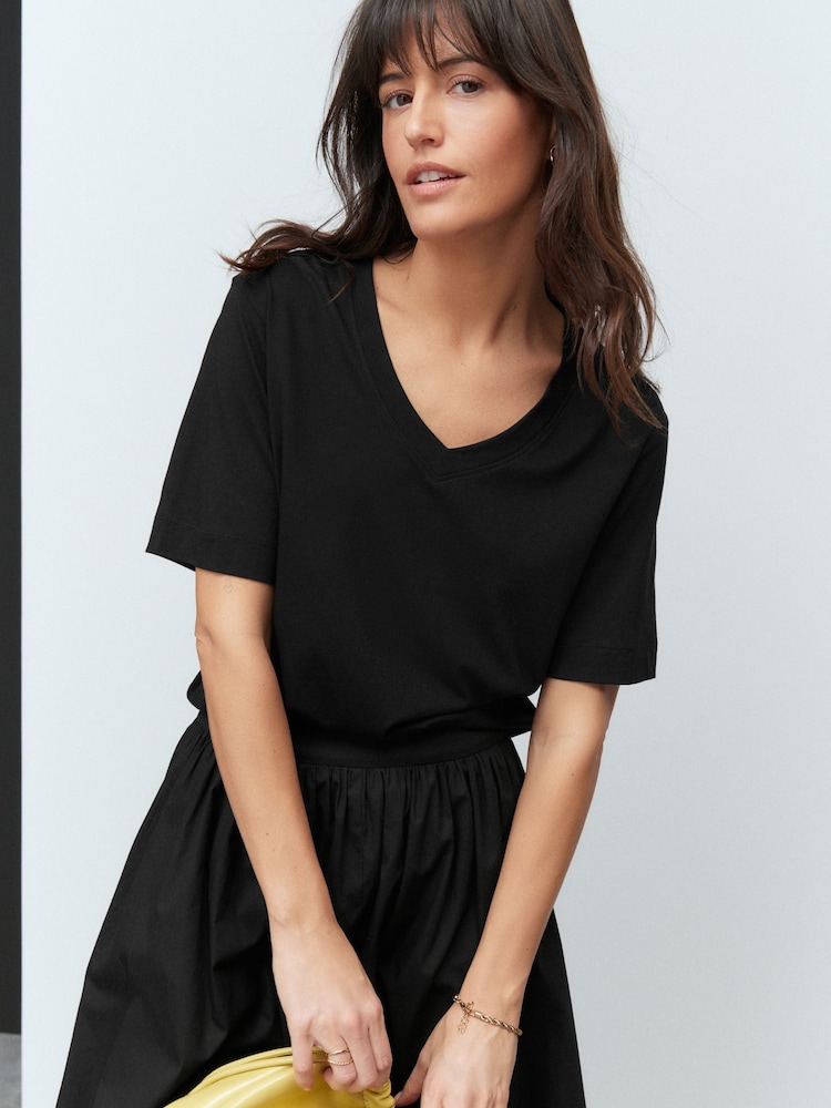 Schwarz - Cotton Modal Slouch V-Neck T-Shirt - Bild 1 von 8 Schwarz - Cotton Modal Slouch V-Neck T-Shirt - Bild 1 von 8