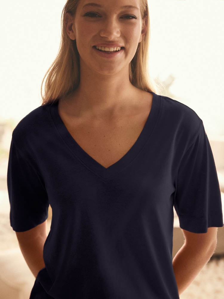 Marineblau - Cotton Modal Slouch V-Neck T-Shirt - Bild 1 von 7 Marineblau - Cotton Modal Slouch V-Neck T-Shirt - Bild 1 von 7