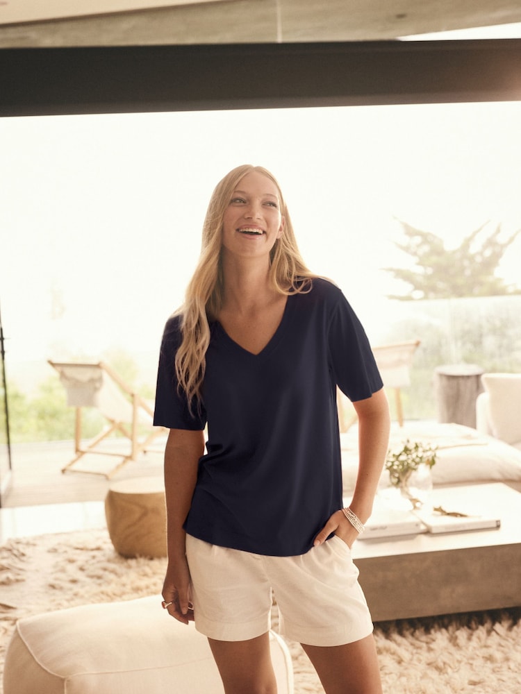 Marineblau - Cotton Modal Slouch V-Neck T-Shirt - Bild 2 von 7 Marineblau - Cotton Modal Slouch V-Neck T-Shirt - Bild 2 von 7