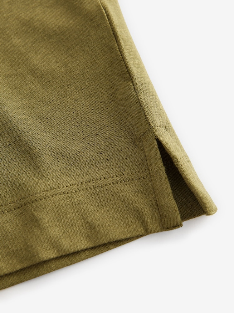 Olivgrün - Cotton Modal Slouch V-Neck T-Shirt - Bild 8 von 8 Olivgrün - Cotton Modal Slouch V-Neck T-Shirt - Bild 8 von 8