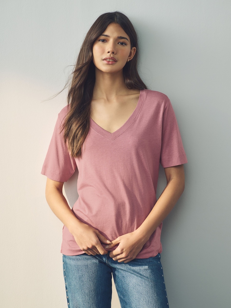 Himbeerrfarben - Cotton Modal Slouch V-Neck T-Shirt - Bild 1 von 8 Himbeerrfarben - Cotton Modal Slouch V-Neck T-Shirt - Bild 1 von 8