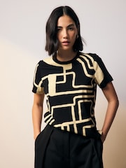 Monochrom mit geschwungendem Muster - Essential Kurzarm-T-Shirt aus reiner Baumwolle mit Rundhalsausschnitt - Image 1 of 7