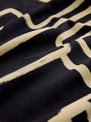 Monochrom mit geschwungendem Muster - Essential Kurzarm-T-Shirt aus reiner Baumwolle mit Rundhalsausschnitt - Image 7 of 7