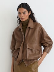Neutro - Reiss Maeve Petite Grained-Leather Twin-Pocket Relaxed Jacket - Imagen 3 de 9