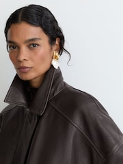 Ebony Brown - Reiss Maeve Leather Twin-Pocket Relaxed Jacket - Bild 5 von 8