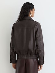 Ebony Brown - Reiss Maeve Leather Twin-Pocket Relaxed Jacket - Bild 6 von 8