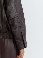 Ebony Brown - Reiss Maeve Leather Twin-Pocket Relaxed Jacket - Bild 7 von 8
