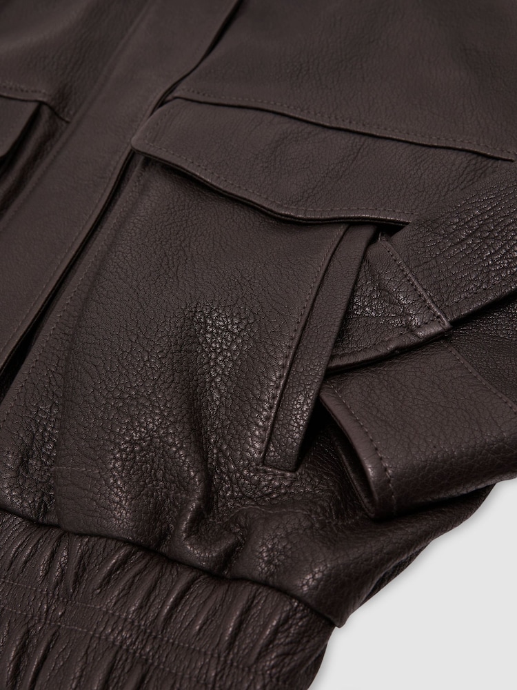 Ebony Brown - Reiss Maeve Leather Twin-Pocket Relaxed Jacket - Bild 8 von 8 Ebony Brown - Reiss Maeve Leather Twin-Pocket Relaxed Jacket - Bild 8 von 8
