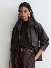 Ebony Brown - Reiss Maeve Petite Grained-Leather Twin-Pocket Relaxed Jacket - Imagen 1 de 10