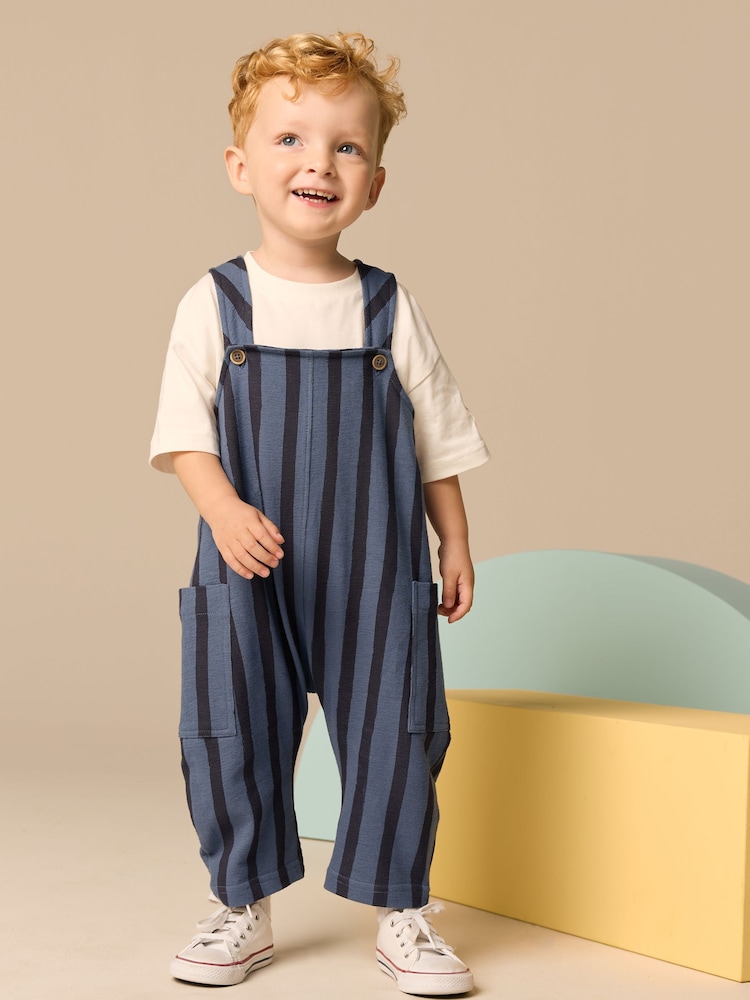 Modra/črna črta - 100% Cotton Jersey hlače z naprsnikom in naramnicami And majica Set (3mths-7yrs) - Slika 1 iz 9 Modra/črna črta - 100% Cotton Jersey hlače z naprsnikom in naramnicami And majica Set (3mths-7yrs) - Slika 1 iz 9