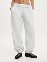 Gris - Pantalones de chándal de felpa estilo boyfriend de Cotton On - Imagen 3 de 5