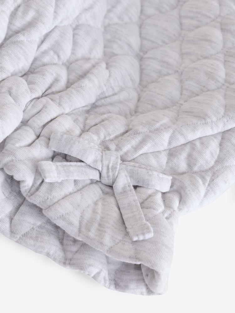 Grau - Quilted Zip Through Hooded Jacket (3-16yrs) - Bild 9 von 9 Grau - Quilted Zip Through Hooded Jacket (3-16yrs) - Bild 9 von 9