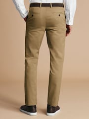 بنطلون تشينو تلبيس رشيق لا يحتاج للكي Ultimate من Charles Tyrwhitt - صورة 2 من 6