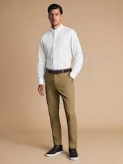 بنطلون تشينو تلبيس رشيق لا يحتاج للكي Ultimate من Charles Tyrwhitt - صورة 4 من 6