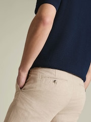 بنطلون تشينو من الكتان والقطن بتلبيس رشيق من Charles Tyrwhitt - صورة 5 من 7