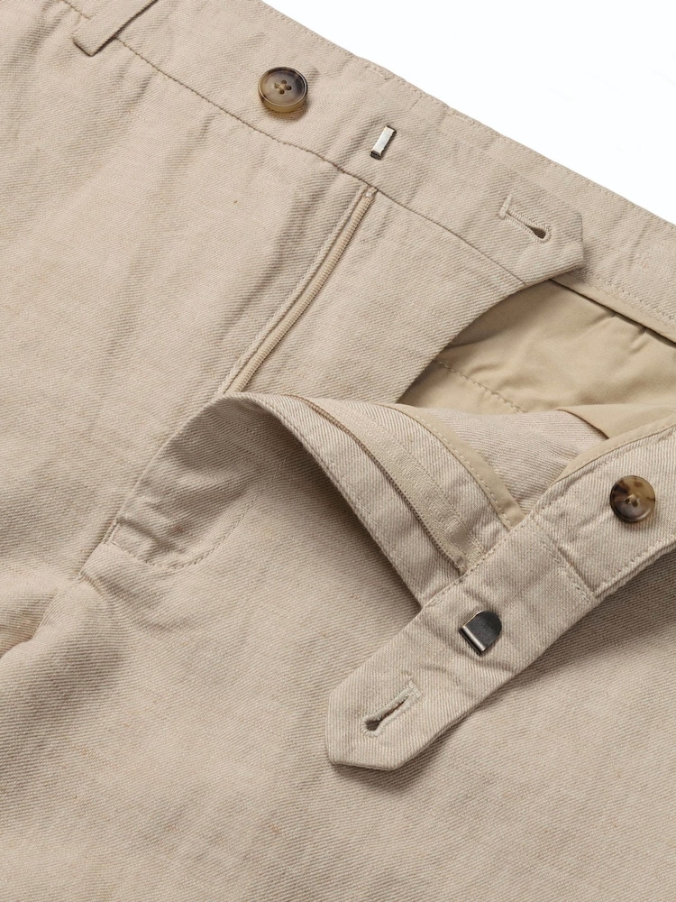 بنطلون تشينو من الكتان والقطن بتلبيس رشيق من Charles Tyrwhitt - صورة 7 من 7