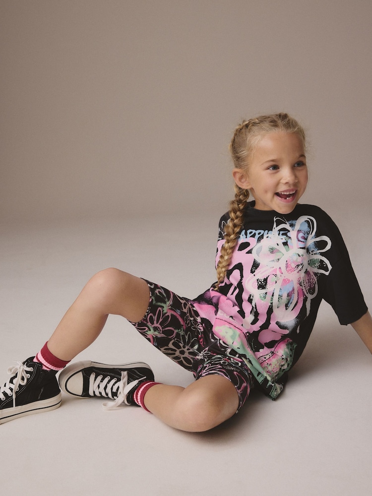 Mehrfarbig/Graffiti - Set mit T-Shirt und Radlershorts (3–16 Jahre) - Bild 2 von 4 Mehrfarbig/Graffiti - Set mit T-Shirt und Radlershorts (3–16 Jahre) - Bild 2 von 4