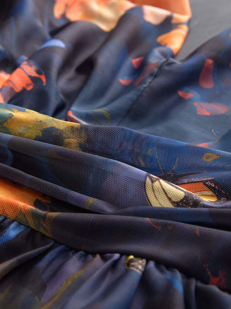 Blumenmuster, Marineblau - Plissiertes Midikleid aus Netzstoff mit V-Ausschnitt und Print für besondere Anlässe - Bild 8 von 8