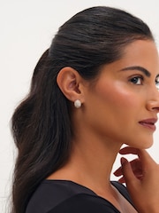 أقراط مسمارية بقبة مطلية ومرصعة بتفاصيل Pavé من Jon Richard - صورة 2 من 3