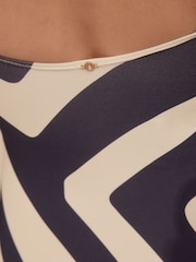 Diseño de chevrón en azul marino/blanco - Bañador moldeador bandeau con control del vientre - Imagen 7 de 11