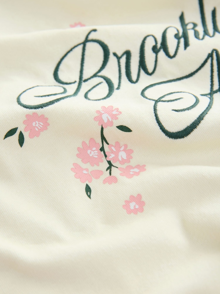 Ecru Graphic Brooklyn Embroidered Floral - Von Fußballtrikots inspiriertes Kurzarm-T-Shirt aus Baumwolle mit Rundhalsausschnitt und Grafik - Bild 9 von 9 Ecru Graphic Brooklyn Embroidered Floral - Von Fußballtrikots inspiriertes Kurzarm-T-Shirt aus Baumwolle mit Rundhalsausschnitt und Grafik - Bild 9 von 9