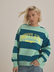Verde - Relaxed Fit Heavyweight City Graphic Stripe Crew Neck Sweatshirt - Imagen 2 de 8