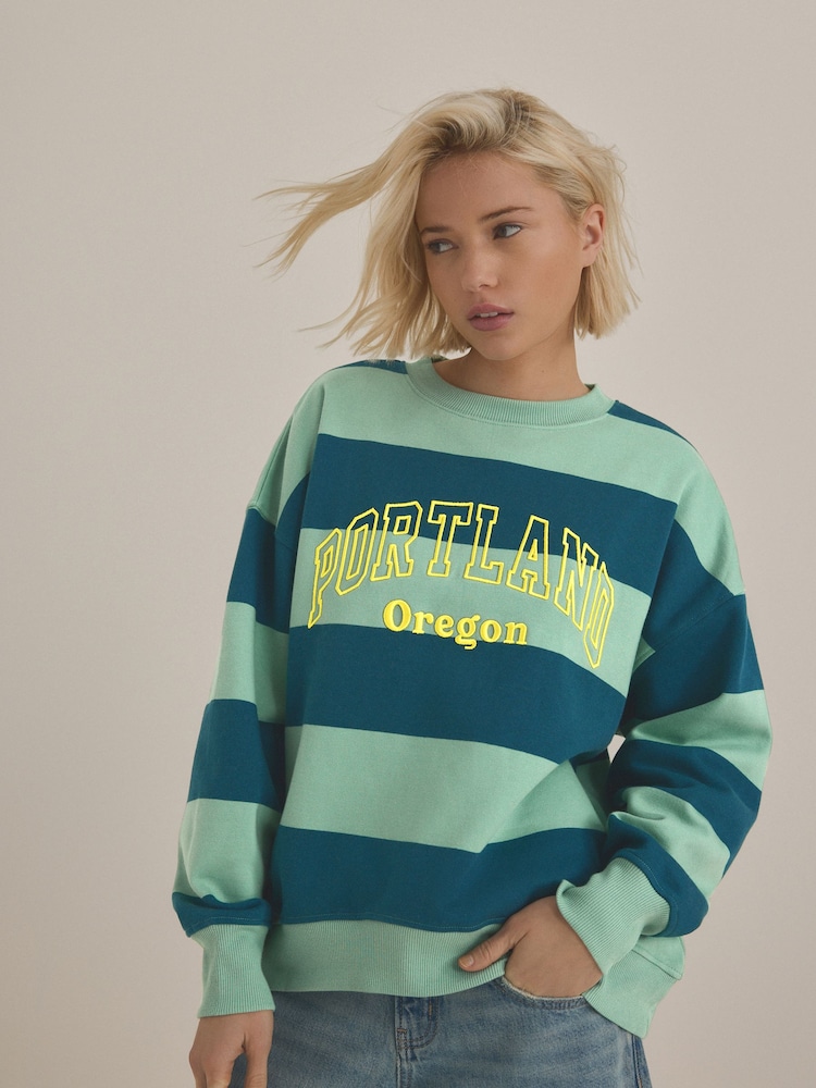 Verde - Relaxed Fit Heavyweight City Graphic Stripe Crew Neck Sweatshirt - Imagen 2 de 8